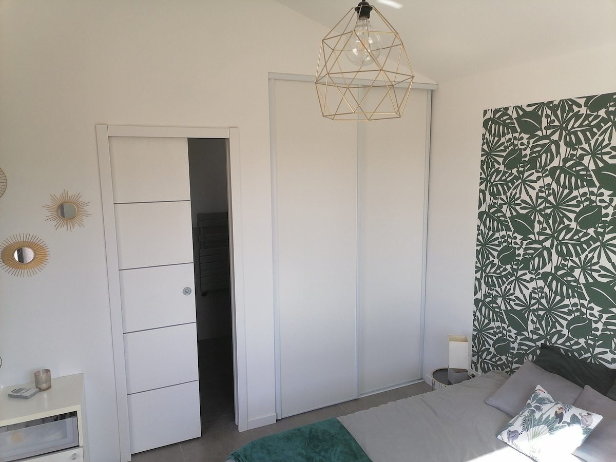 Successful Airbnb property: Independent suite with private shower room and toilet in Décines Charpieu