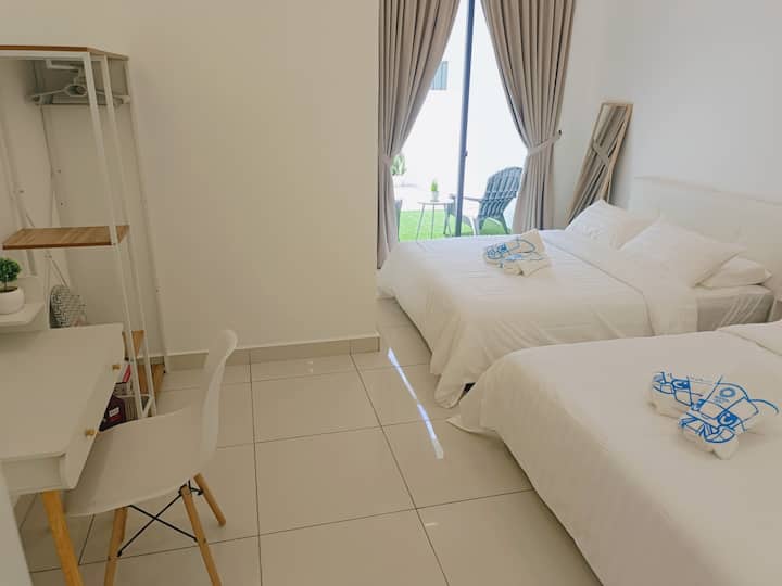 Prízemie: Spálňa 1 s 2 manželskými posteľami Queen, klimatizáciou, stropným ventilátorom, osuškami, make-upom/pracovným stolom, zrkadlom atď.