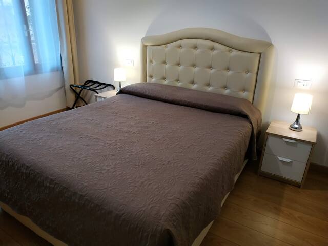 Guesthouse with 5 double rooms & ensuite bathrooms gallery image 2