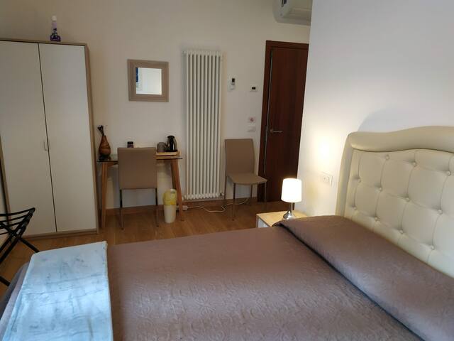 Guesthouse with 5 double rooms & ensuite bathrooms gallery image 5