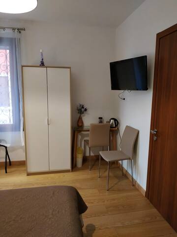 Guesthouse with 5 double rooms & ensuite bathrooms gallery image 3