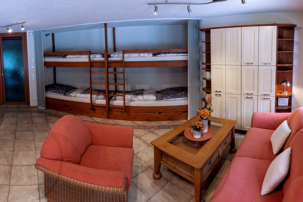 4 posibilidades para dormir en la sala de estar/comedor, incluida  la pantalla de privacidad