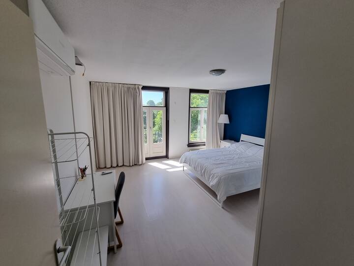 Спалната соба со двоен кревет и клима уред