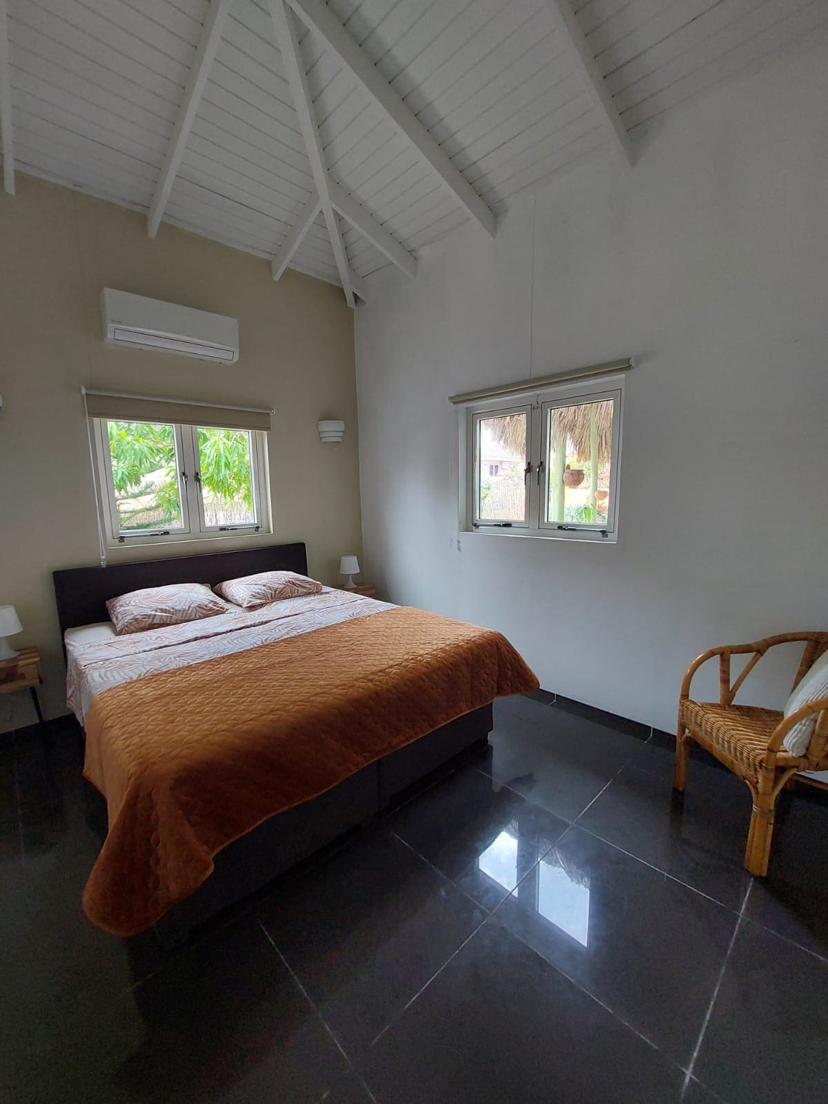 La deuxième chambre avec un sommier de 180x200 avec armoire équipée.

La climatisation est fournie.