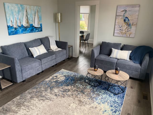 Cheerful 3 bedroom home with lake views