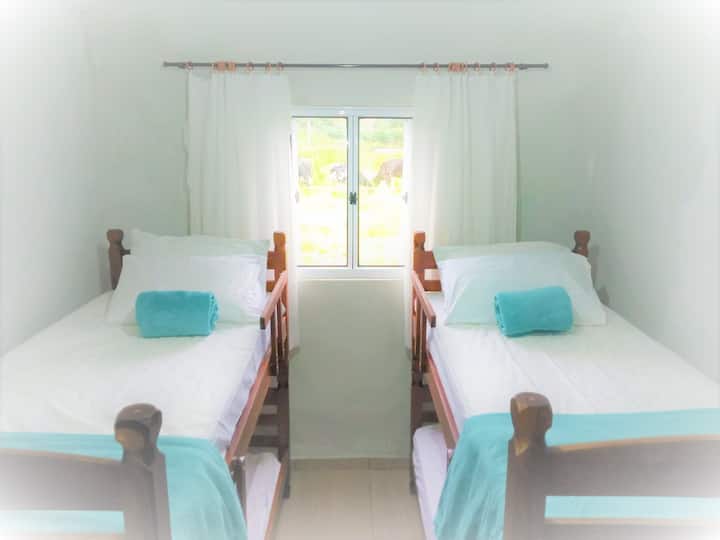 Chambre confortable avec 2 lits superposés