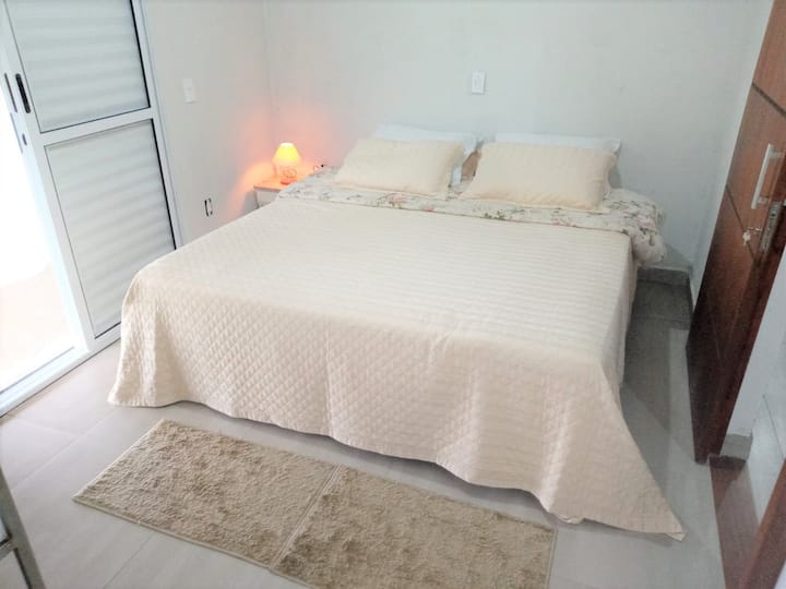 Suite confortable, lit King Size et vue sur le balcon