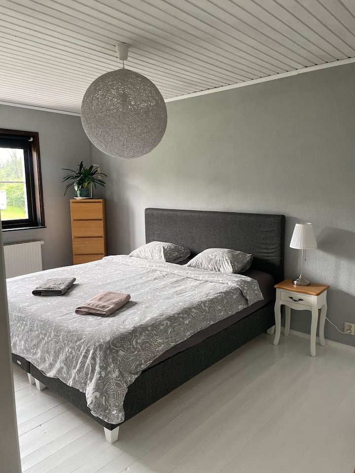 Stropné svetlo je nahradené stropným ventilátorom s osvetlením. Vyjdite priamo na terasu na zadnom dvore.