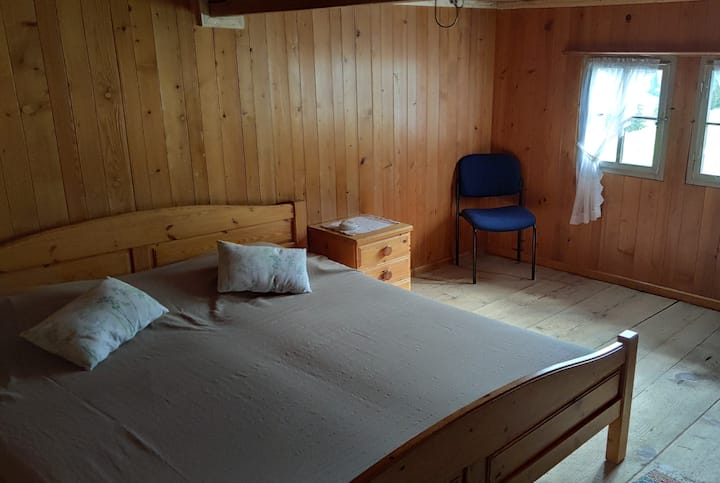 Schlafzimmer mit Doppelbett im 1. OG.