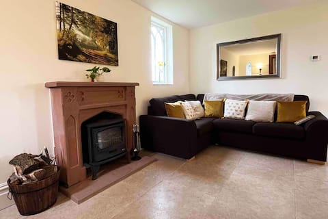 Top Airbnb: Picturesque Cottage Retreat : Countryside to Coast in Wirral