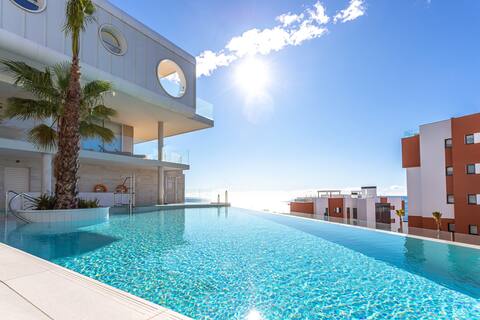 Penthouse Panoramic Sea Views & Jacuzzi by Ensuite