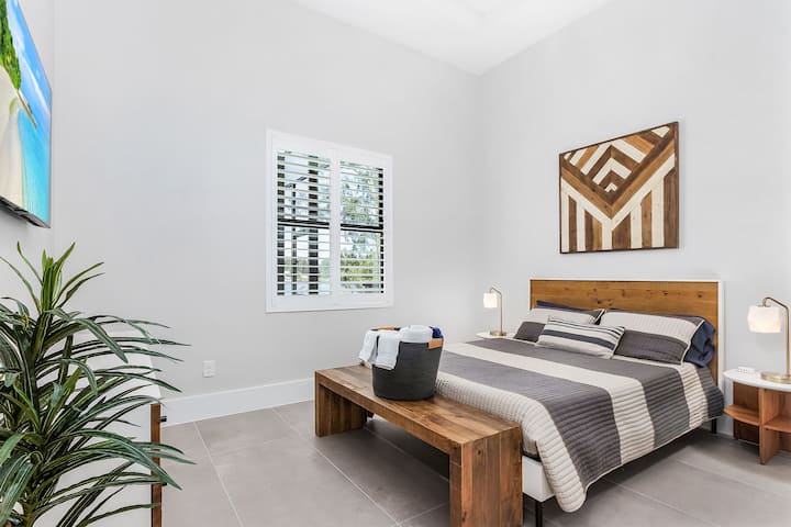 Dormitorio queen, con baño adyacente,  hermosos muebles, sábanas, batas y toallas.