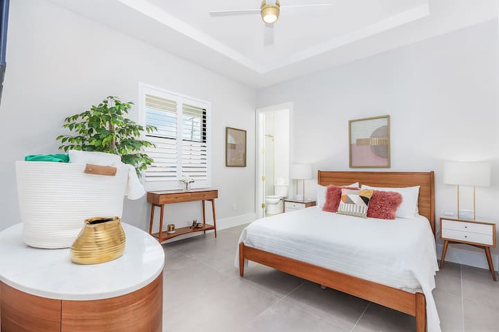 Dormitorio queen con baño privado,  hermosos muebles, sábanas, batas y toallas.