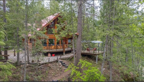 Cabin in the woods Crawford Bay - dog friendly