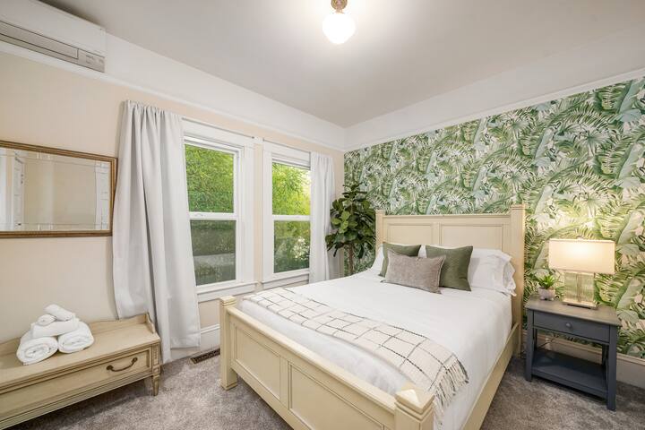 Paradise Haven-4 BR/2BA- Near Laurelhurst Park gallery image 4