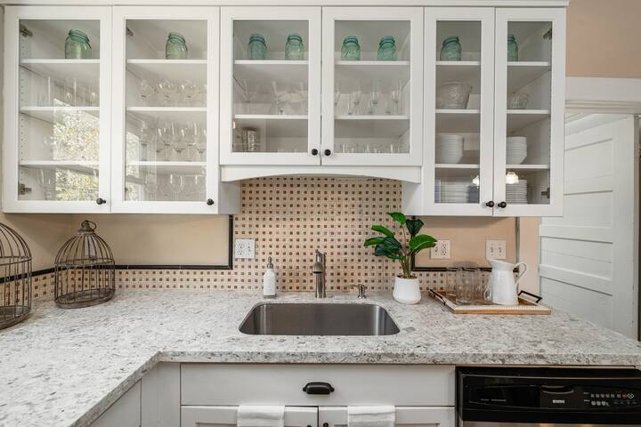 Paradise Haven-4 BR/2BA- Near Laurelhurst Park gallery image 5