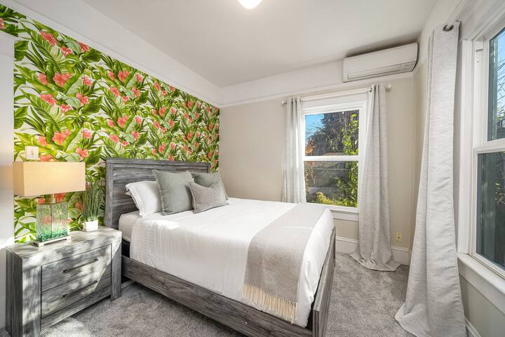 Paradise Haven-4 BR/2BA- Near Laurelhurst Park gallery image 3