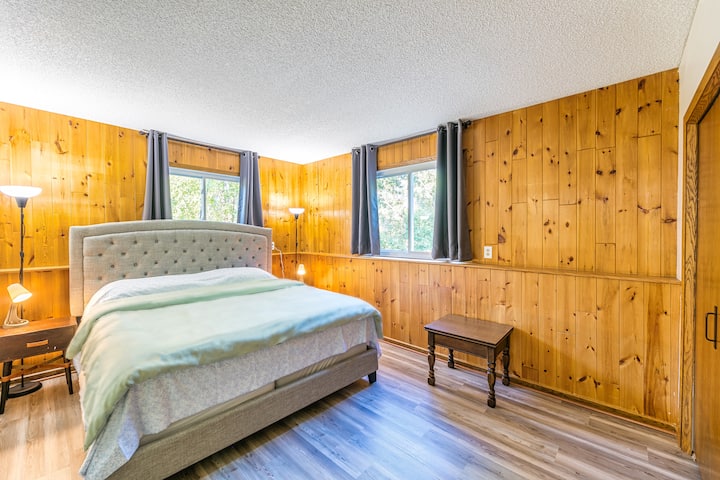 מיטת קינג סייז במפלס התחתון