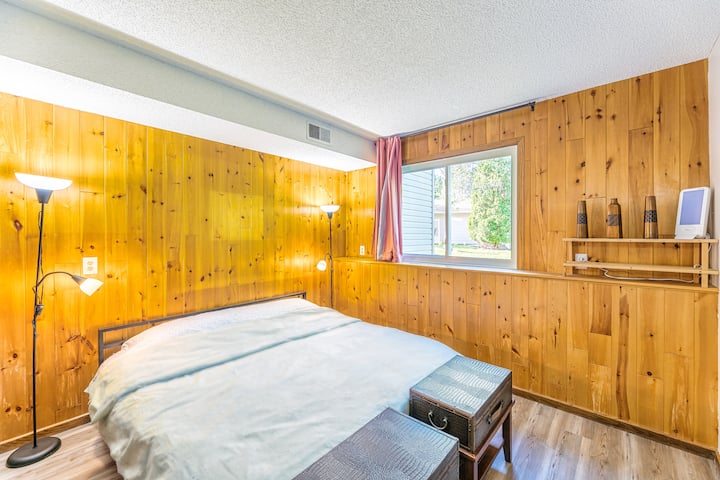 מיטת קינג סייז במפלס התחתון