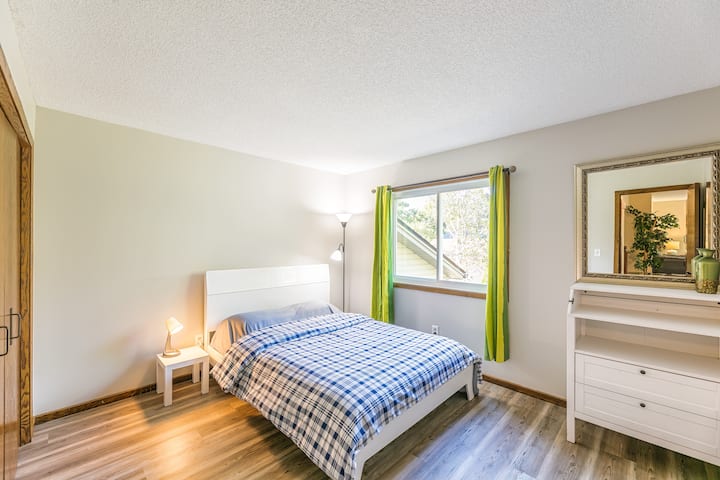 מיטת קווין סייז בקומה העליונה (בתוספת מיטה זוגית נפתחת בארון)