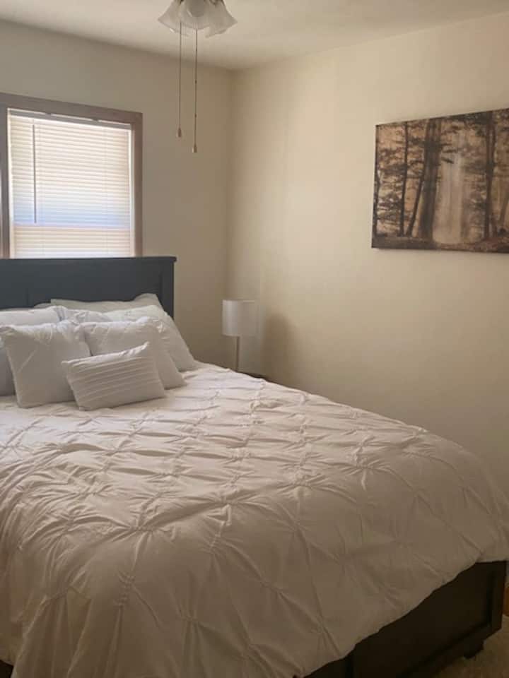 Lit queen size avec télévision connectée dans la chambre