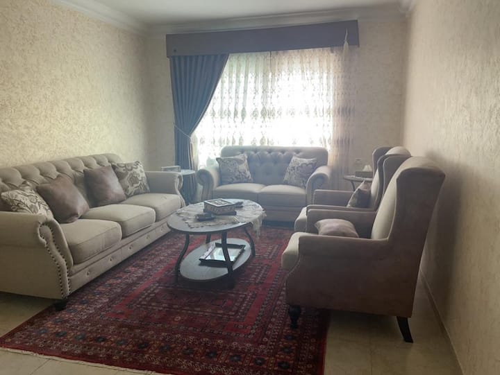 Adorable 3bedroom apartment with great location Guest suites for Rent