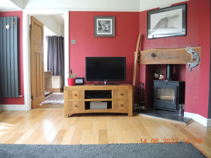 Detached BungalowSpacious gardenWonderful views Bungalows for Rent