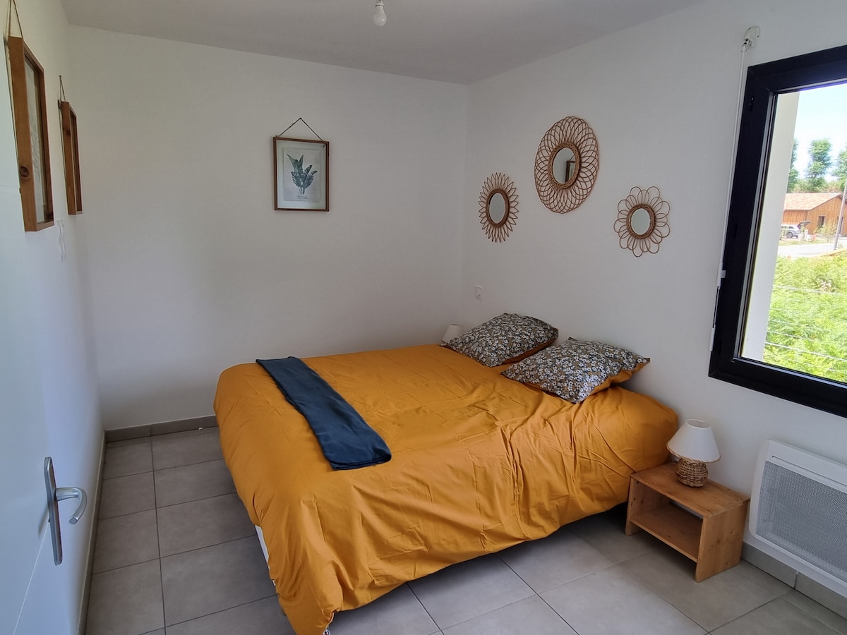 Habitación modular con dos camas individuales, que se pueden separar en 2 camas individuales de 80x200 o armar para una cama de 160. 