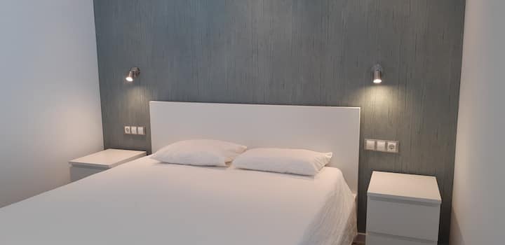 GB: dormitorio principal 1 con baño privado y escritorio. 
D: Dormitorio principal 1 con baño y mesa de computadora. 
E: Dormitorio principal 1 con baño en suite y mesa para ordenador. 