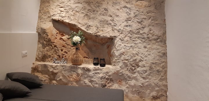 GB: Dormitorio de cueva, sin ventana y sin aire acondicionado.  
D: Dormitorio de cuevas, sin ventanas y sin aire acondicionado.  
E: Dormitorio "cueva", sin ventana y sin aire acondicionado.  