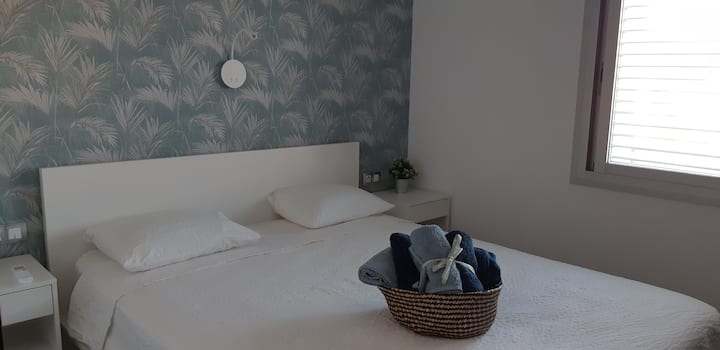 GB: Dormitorio 2 con aire acondicionado y ventilador de techo.
D: Dormitorio 2 con aire acondicionado y ventilador de techo
E: Dormitorio principal 2, con aire acondicionado y ventilador de techo.