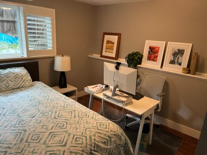 חדר שינה תחתון עם סידור משרדי ומיטת קווין סייז