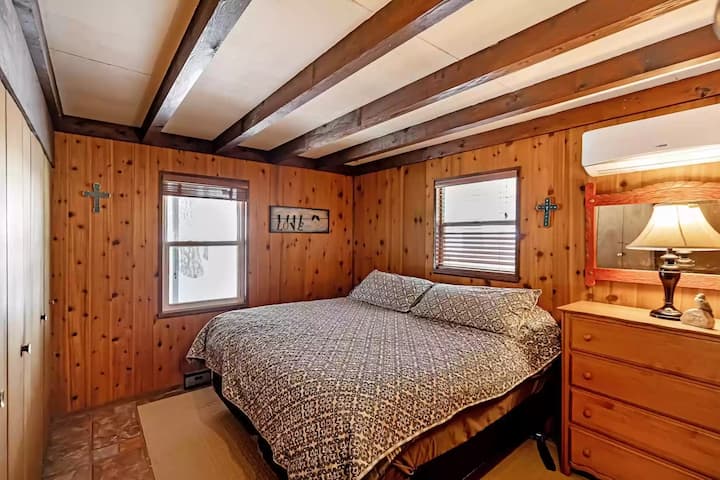 ستستمتع بغرفة النوم الرئيسية هذه 