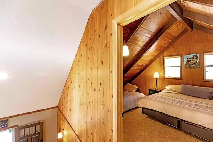 سرير كبير وفوتون للحصول على مسكن هادئ 