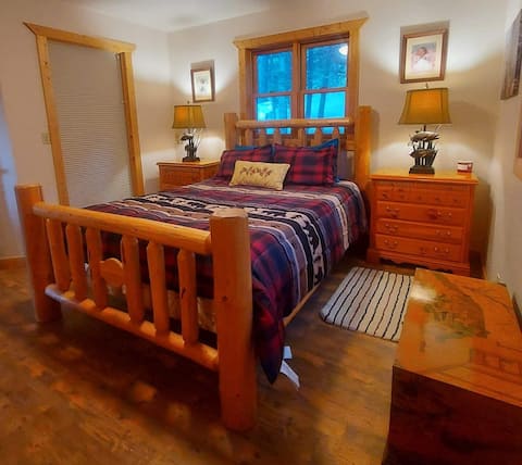 Amazing cabin in the woods! Borders NF to S & W.