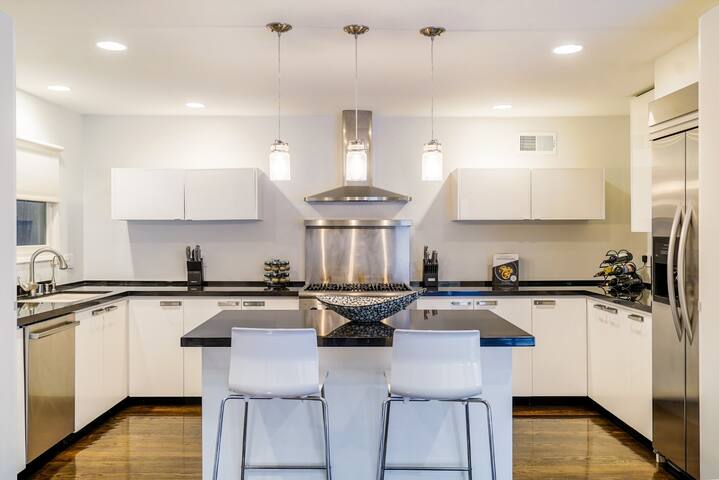 Ultra-Stylish Retreat in Iconic Hollywood Hills gallery image 5