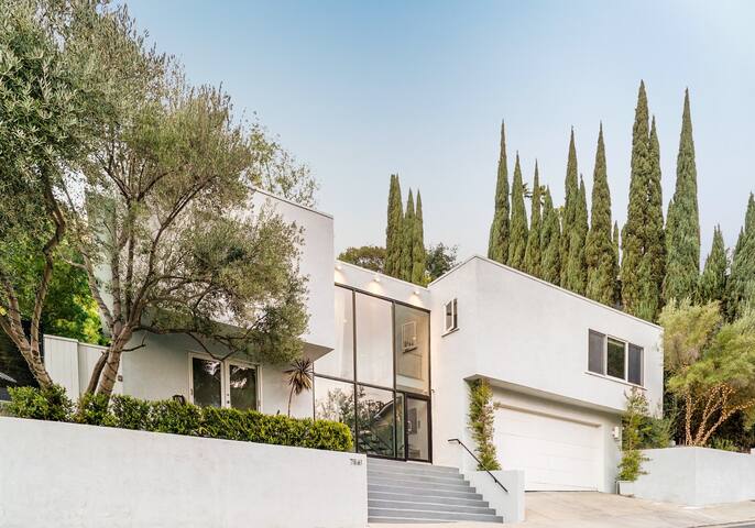 Ultra-Stylish Retreat in Iconic Hollywood Hills gallery image 4