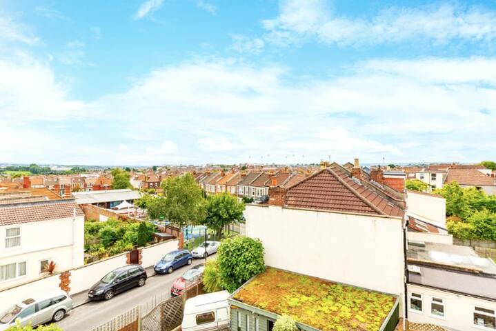 Beautifully renovated 5 bedroom house with garden gallery image 5