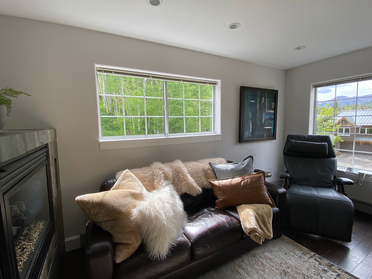 בסלון עם אח גז יש נוף יפהפה של חורשת האספנים ממערב ורכס הרי סן סופיה מצפון.