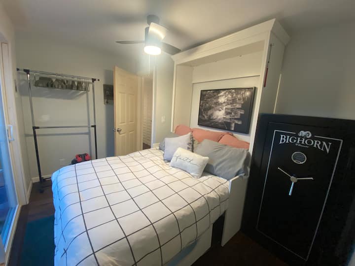 מיטה זוגית עם דלת הזזה מזכוכית החוצה לפטיו 