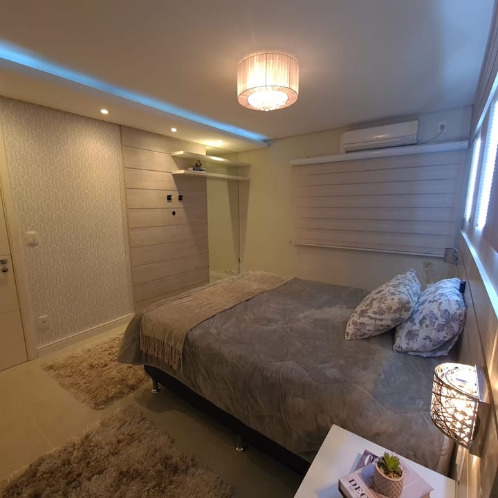 חדר קזאל, מיטת קווין סייז עם ארון ומיזוג אוויר