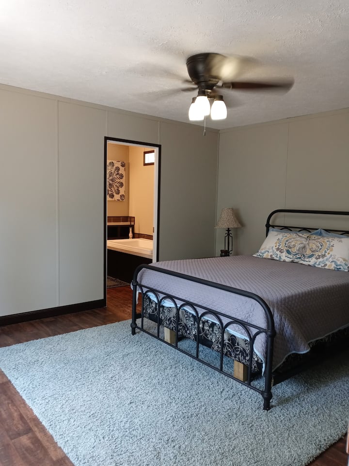 Spacious master bedroom, comfortable queen bed. Work desk and chair in this room. Jut added a smart TV in the master bedroom.