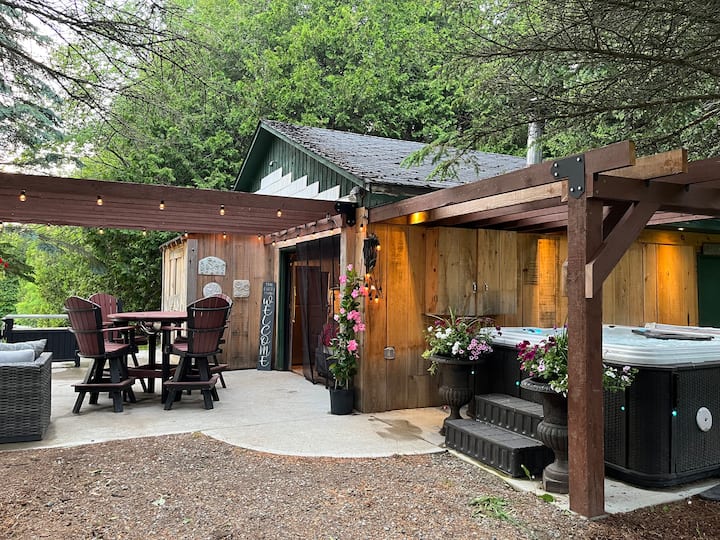 Erin Cabin & Bunkie. 
Your fall colour experience!