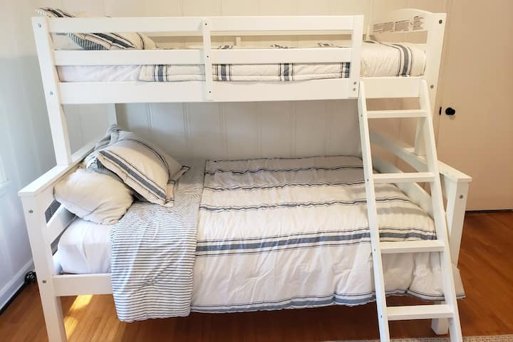 غرفة من طابقين تتسع لـ 5 أشخاص وطفل رضيع! مرتبة هوائية مزدوجة وطابق سفلي مزدوج وطابق علوي فردي وسرير ميناء. يحتوي على مكتب وتلفزيون.