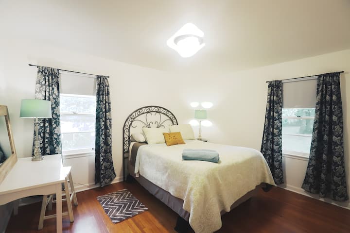 ستائر وستائر بغرفة نوم بسرير بحجم كبير 