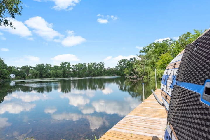 Mid Century Retro! Come live in 82′ yet brand new!