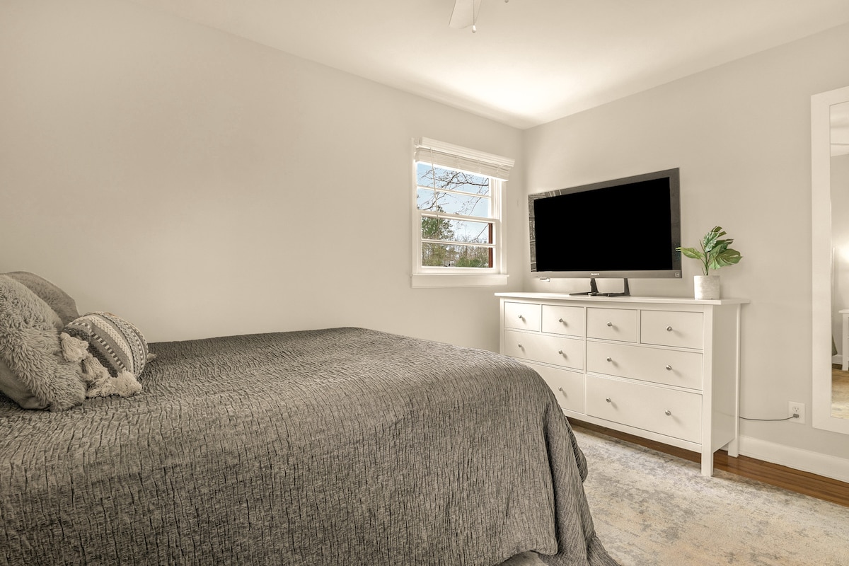 Chumba cha kulala cha ghorofa ya chini kinajumuisha televisheni kubwa ya Roku iliyo na chaneli zote unazopenda pamoja na nafasi kubwa ya kuhifadhi, feni inayoweza kubebeka na mashine ya mvuke.

* Chumba cha kulala cha ghorofa ya chini (kitanda 1 cha kifalme)*