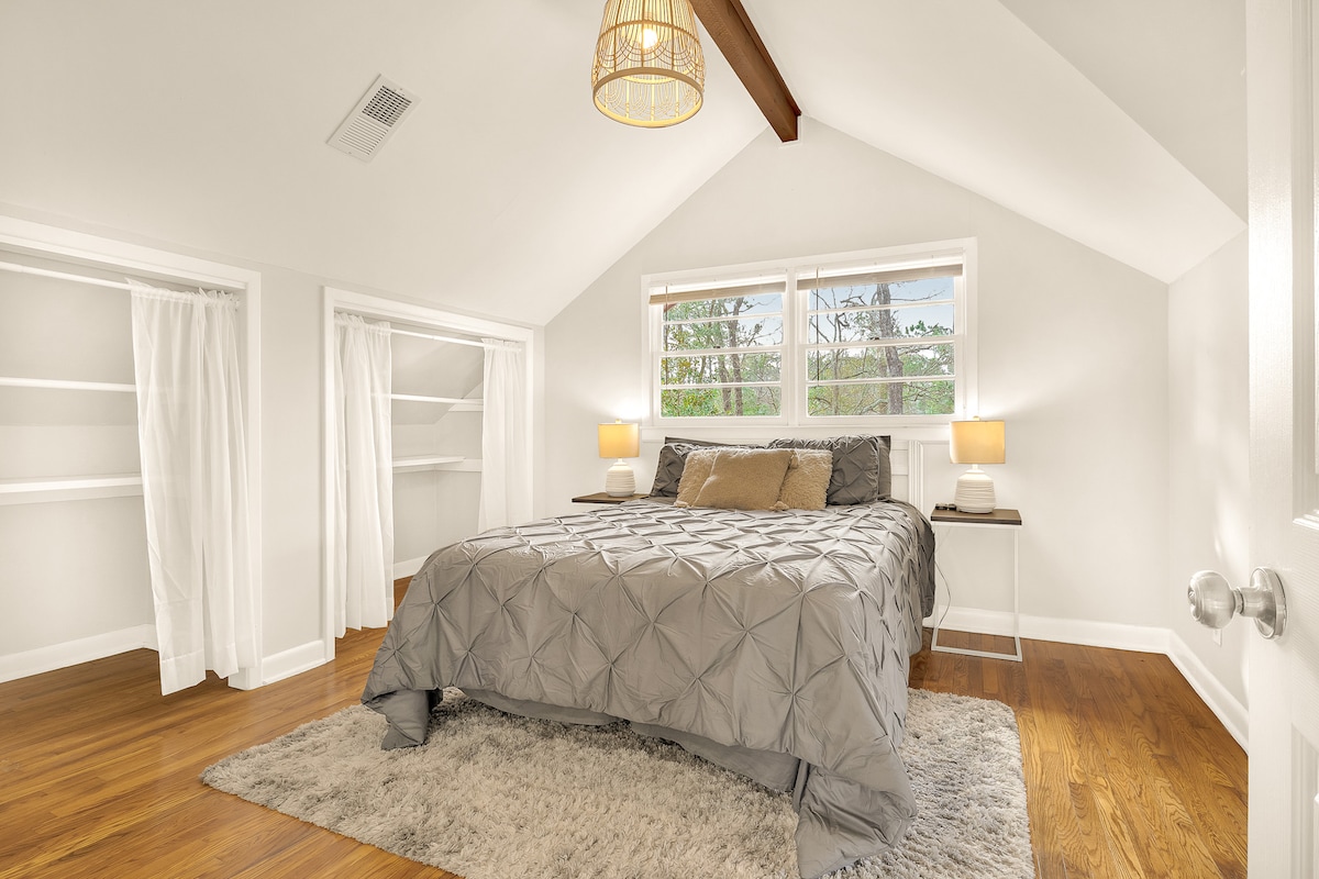 Chumba hiki cha kulala cha ghorofa kilichobuniwa kwa uangalifu kina madirisha makubwa ya paneli yanayoangalia ua mzima wa ufukweni pamoja na makabati mawili makubwa. 
 
* Chumba cha kulala cha ghorofa (kitanda 1 cha kifalme)*