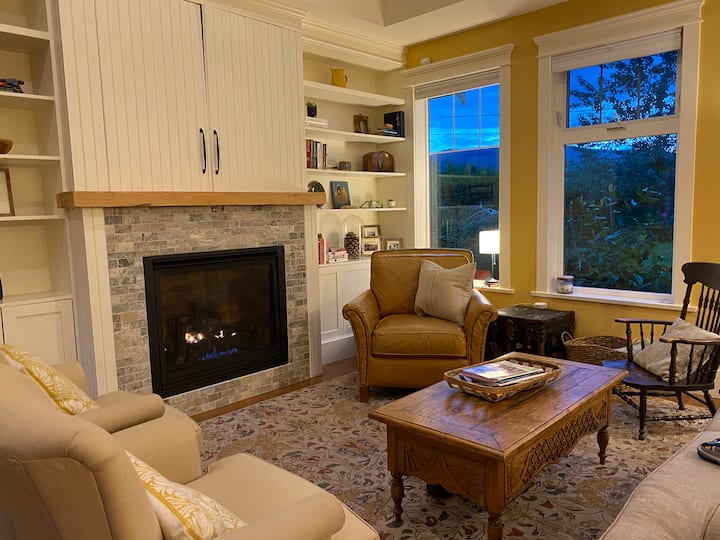 Family Home With Pool In
The Cowichan Valley - 코위찬 베이