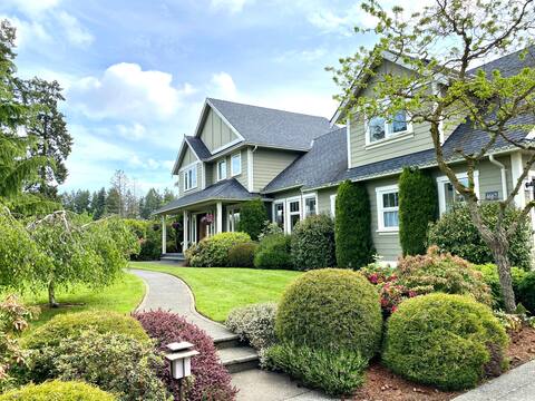 Family Home with Pool in
the Cowichan Valley